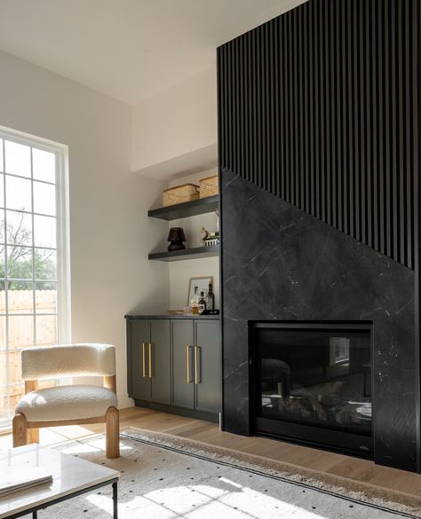 A fireplace that makes a statement is never a bad idea 🤩🖤⁠ ⁠ #micahandco #timelesswithanedge⁠ ⁠ Designer/Design Firm: @micahabbanantoandco⁠ Photography: @ktminteriors⁠ Builder: @jayholmandesign⁠ Styled: @laurenhortondesigns Modern Living Room With Electric Fireplace, Black Fluted Fireplace, Fluted Fireplace Wall, Black Plaster Fireplace, Fluted Fireplace Surround, Black Modern Fireplace, Fireplace Ideas Modern, Fluted Fireplace, Fireplace Refresh