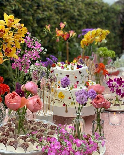 Flowers Dessert Table, Birthday Party Flower Decoration, Spring Flower Party Decorations, Colorful Flower Birthday Theme, Dessert Table Garden Party, Eclectic Birthday Decor, Flower Theme Bday Party, Bday Parties Ideas, Flower Decor For Party