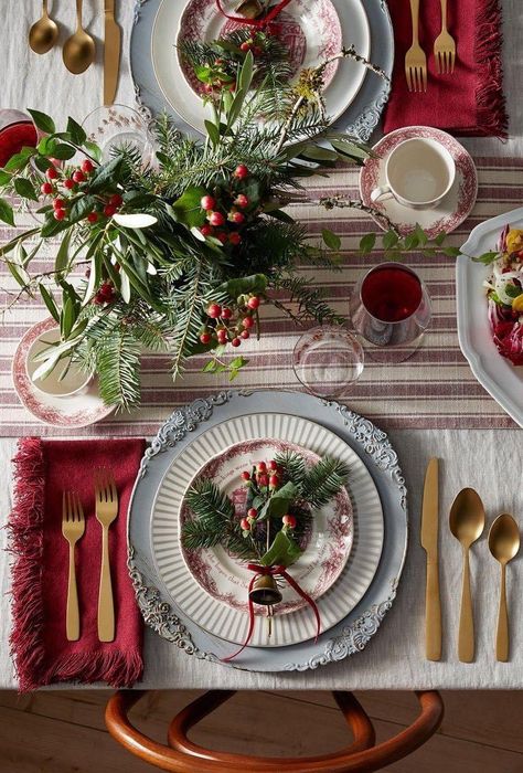 Easy Holiday Tablescapes, Red Christmas Home Decor, Holiday Tablescapes Christmas, Holiday Table Inspiration, Christmas Table Scape, Holiday Tablescape, Red Napkins, Holiday Table Settings, Holiday Tablescapes