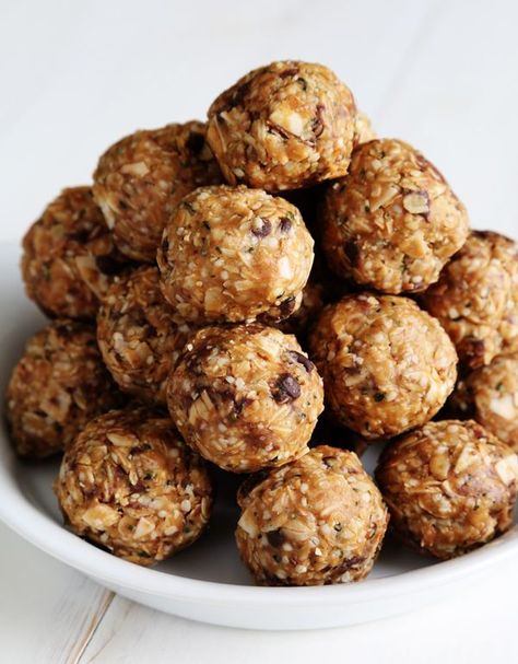 Peanut Butter No Bake Gluten Free Energy Bites. The simple recipe for the always-hungry people in your life. Gluten Free Energy Bites, Bake Gluten Free, Gluten Free On A Shoestring, Peanut Butter Energy Bites, Gluten Free Protein, Peanut Butter No Bake, Protein Bites, Protein Balls, Protein Ball