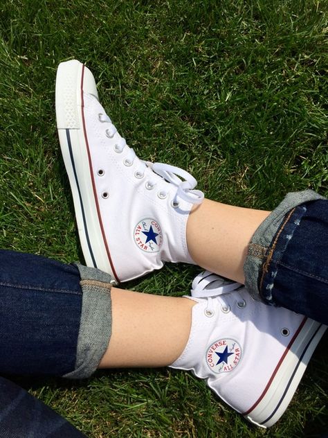 7 Ways To Style Your Converse High Tops For Summer Because You Can Totally Wear Sneakers With A Dress Converse High Tops Outfits, Converse High Tops Outfit, High Tops Outfit, High Top Converse Outfits, White Converse Shoes, Cute Converse, Converse Outfits, Outfits With Converse, White Converse