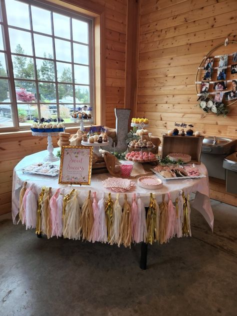 Grad Party Drink Ideas, Desert Bar Graduation Party, Graduation Party Ideas Indoor, Grad Dessert Table, Indoor Grad Party, Grad Party Dessert Table Ideas, Grad Party Dessert Table, Grad Party Desserts, Graduation Dessert Table Ideas