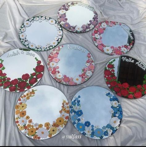 Mirror Drawings Art, Vinyl Mirror Ideas, Painted Flower Mirror, Aesthetic Mirrors Diy, Mirror Painting Ideas Aesthetic Flowers, Mirror Flower Painting, Circle Mirror Painting Ideas, Mirror Art Painted Aesthetic, Mini Mirror Painting