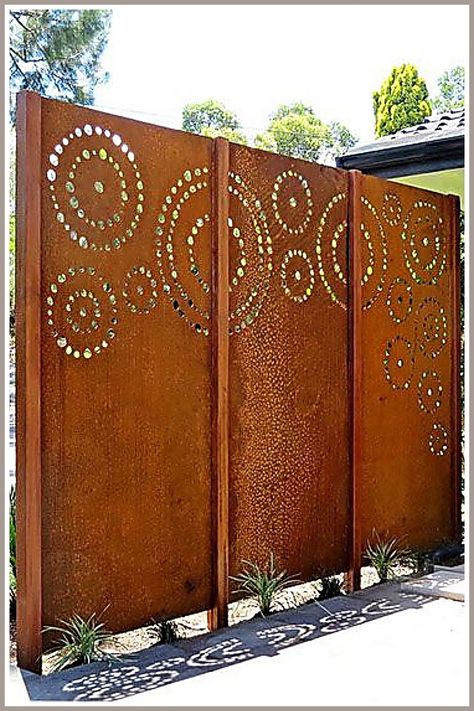 Outdoor Privacy Screens - Love what you saw? Please don't hesitate to click for more - Click to Visit TODAY! Cheap Privacy Fence, Corten Steel Garden, Inexpensive Backyard Ideas, Diy Privacy Fence, Diy Privacy Screen, Patio Privacy Screen, Patio Privacy, Privacy Fence Designs, Cheap Backyard