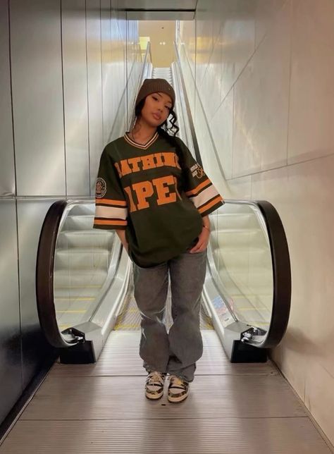 Baggy Jersey Outfit, Oversized Jersey Outfit Women, Sports Jersey Outfit Women, Jersey Streetwear Outfit, Cute Jersey Outfits, Sport Jersey Outfit Women, Hockey Jersey Outfit Woman, Oversized Jersey Outfit, Jersey Outfit Black Women