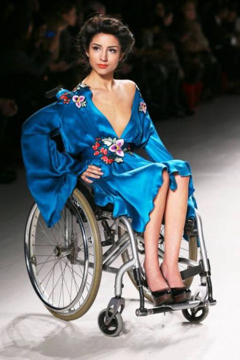 10 ways to stay stylish as a wheelchair user #wheelchairfashion Disabled Models, Disabled Fashion, Wheelchair Fashion, Wheelchair Women, Fashion Shooting, Nyc Fashion Week, Character Clothing, Wheel Chair, Adaptive Clothing