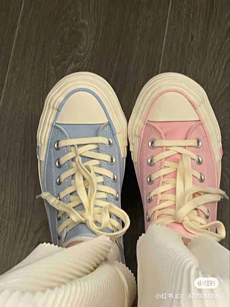 Eli Core, Converse Ideas, Cats Photos, Pretty Shoes Sneakers, Tv Girl, Shoe Wishlist, Fancy Shoes, Shoe Inspo, Aesthetic Shoes