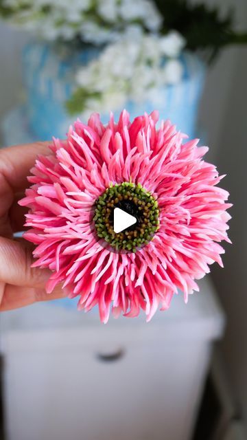 Piping Flowers Tutorial, Flower Icing Tips, Icing Piping Techniques, Cake Flowers Tutorial, Cupcake Decorating Techniques, Buttercream Flowers Tutorial, Cake Decorating Flowers, Piping Flowers, Fancy Cupcakes