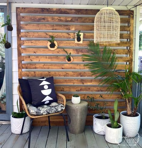 Ideas for Easy Ways to Make Your Backyard a Relaxing Retreat - Jennifer Rizzo Slat Privacy Screen, Wall Paneling Makeover, Deck Wall, Paneling Makeover, Patio Wall Decor, Wall Makeover, Small Deck Decorating Ideas, Porch Wall, Slatted Headboard