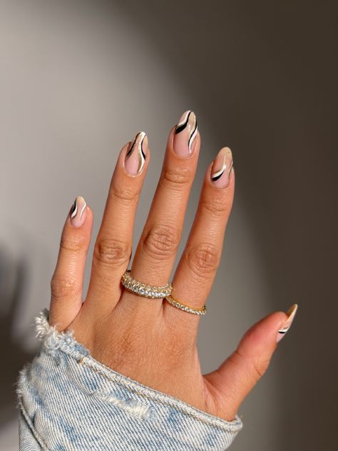 Nails For A Black And Gold Dress, Black Gold Swirl Nails, Black And Gold Line Nails, Black With Gold Lines Nails, Black And White Swirl Nails Almond, Nails To Match Black And White Dress, Mizzou Nails Black Gold, Black And White Swirly Nails, Black And White Squiggle Nails