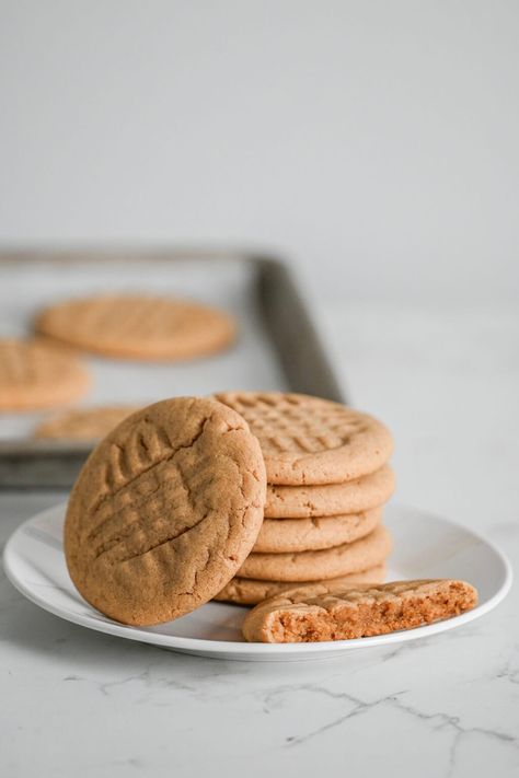 A plate of peanut butter cinnamon cookies. Lemon Drizzle Cupcakes, Cinnamon Peanut Butter, Skippy Peanut Butter, Classic Peanut Butter Cookies, Butter Cinnamon, Chewy Peanut Butter Cookies, Silicone Baking Sheet, Peanut Butter Cookie Dough, Cinnamon Cookies