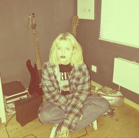 Courtney Love, A Woman, Guitar