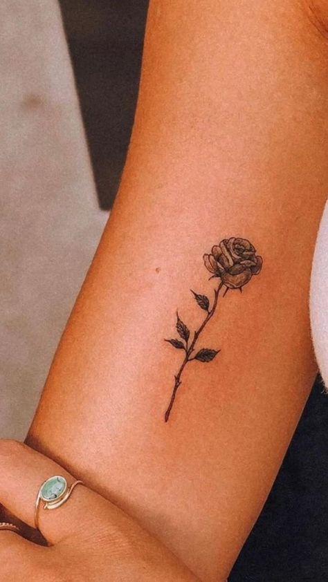 Small For Arm Tattoos For Women, Juliet Rose Tattoo, Unique Rose Tattoo, Tattoo Pequeños Mujer, Rose Stem Tattoo, Tatoo Rose, Medusa Tattoos, Little Rose Tattoos, Rose Tat