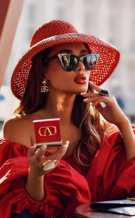 Elegant Outfit Classy, Luxury Lifestyle Women, Women Lifestyle, Red Hat, Vintage Glamour, Classy Women, Elegant Outfit, Classy Outfits, Lady In Red