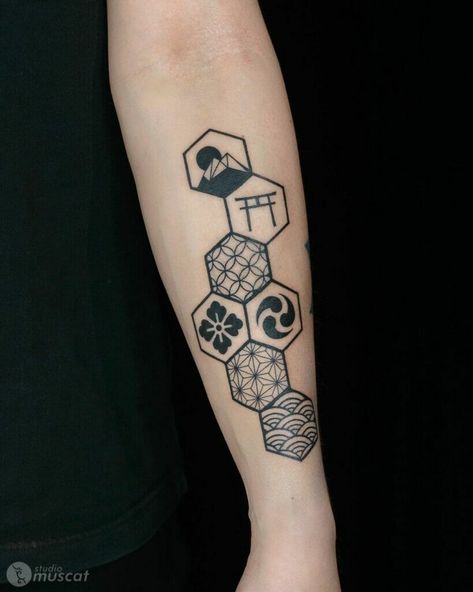 Geometric Hexagon Tattoo, Tattoo Different, Small Japanese Tattoo, Tori Gate, Hexagon Tattoo, Honeycomb Tattoo, 50 Tattoo, Science Tattoos, Fuji Mountain