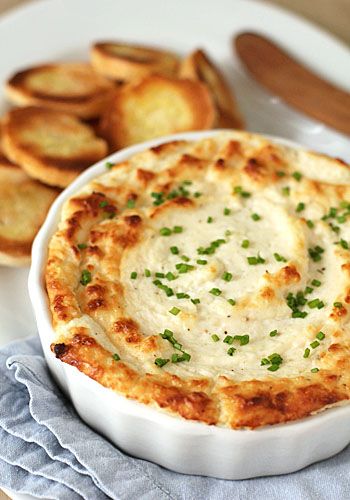 Hot onion and cheese dip Cheese Soufflé, Think Food, Food Blogs, Yummy Dips, Cheese Dip, Sunday Dinner, Party Food Appetizers, Appetizer Dips, Aioli