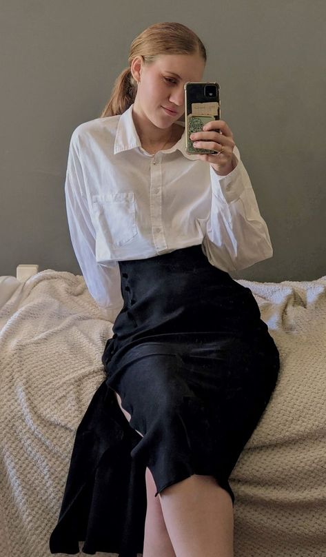 Black And White Outfit Formal, White Cropped Shirt Outfit, Outfit Ideas Black And White, Black Silk Skirt Outfit, Black Skirt White Shirt, Maxi Skirt Formal, Fall Women Outfits, Silk Skirt Outfit, Spring Business Casual Outfits