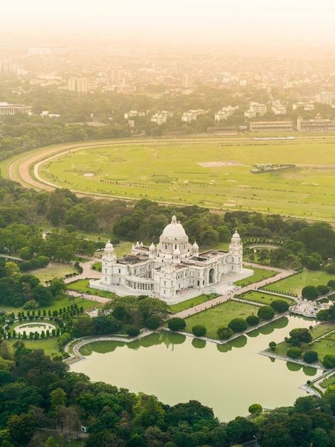 An overhead view of Victoria Monument in the heart of Kolkata (Calcutta), West Bengal, India. #kolkata #India Bengali Decor, Kolkata Trip, Victoria Memorial Kolkata, Marble Palace, Indian Monuments, Amazing Locations, Weather In India, Victoria Memorial, India Street