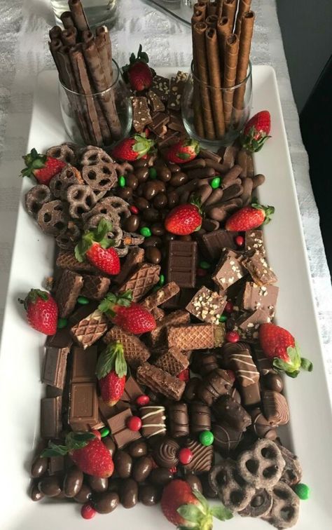 Dessert Bord, Chocolate Charcuterie, Desert Board, Birthday Cake Decorating Ideas, Dessert Platter, Party Food Buffet, Charcuterie Inspiration, Charcuterie Platter, Snack Board