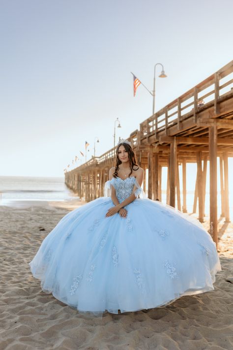 Quinceanera Beach Photoshoot, Poses For 15 Pictures, Beach Quinceanera Pictures, Quince Poses, Quinceañera Photoshoot Ideas, Quince Pictures, Quinceanera Pictures, Quinceañera Dresses, Quinceanera Photoshoot