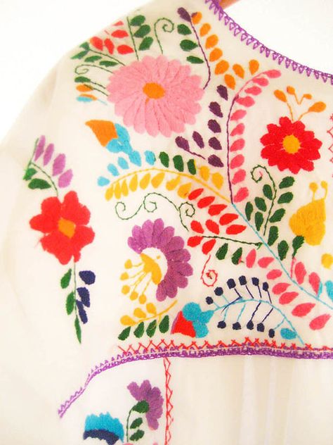 Mexican Pattern, Mexican Textiles, Mexican Flowers, Mexican Embroidery, Embroidered Bird, Folk Embroidery, Embroidery Inspiration, Embroidery And Stitching, Beautiful Embroidery