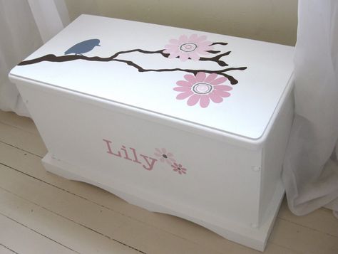 ideas for painting Livvy's toy chest that Chad built. This is simple but very cute! Painted Toy Chest, Painted Toy Boxes, Girls Toy Box, Wooden Toy Chest, Chest Ideas, Wooden Toy Boxes, Wood Projects For Kids, Trendy Toys, Child Room