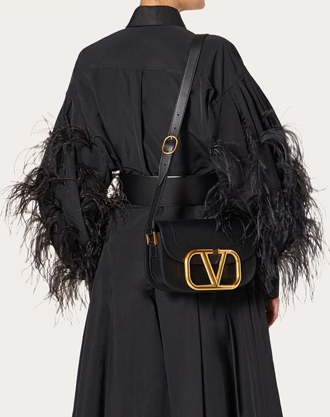 Valentino Purse, Valentino Garavani Bag, Crossbody Bag Black, Valentino Black, Classic Bags, Bag Trends, Valentino Bags, Italian Fashion Designers, Women's Handbags