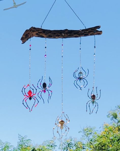 Glass Bead Decor, Halloween Wind Chimes, Spider Sun Catcher, Glass Bead Projects, Glass Bead Animals, Beads And Wire Sun Catcher, Fall Beaded Jewelry, Sun Catchers Diy, Beaded Spider Web