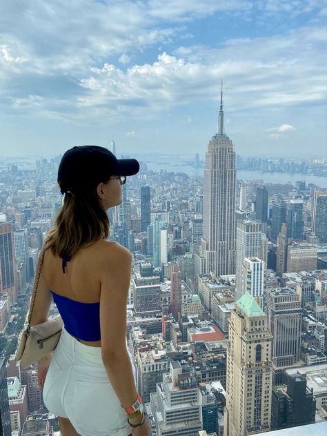 Empire State Building Instagram Pictures, Empire State Building Photo Ideas, Empire State Building Picture Ideas, Summit One Vanderbilt Photo Ideas, Nyc Poses, New York Spring Outfits, Empire State Building View, Nyc Photo Ideas, Nyc Outfits Summer