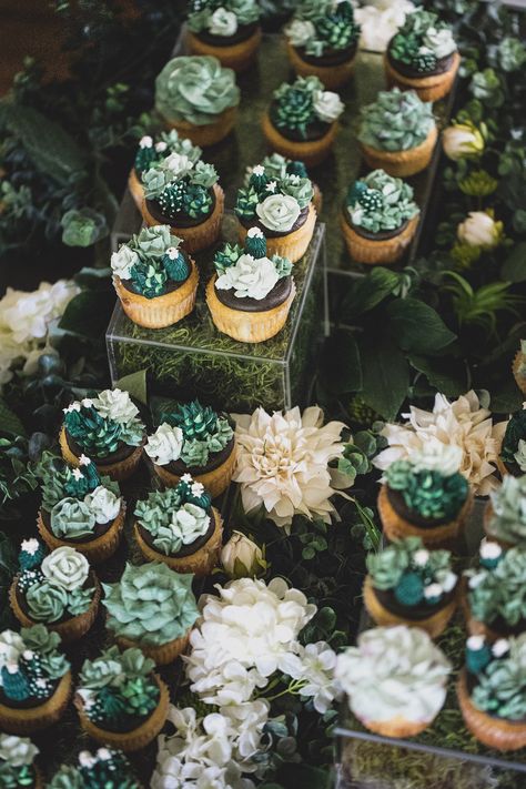 Emerald Green Wedding Theme, Succulent Wedding Cakes, Forest Green Wedding, Succulent Cupcakes, Dark Green Wedding, Forest Theme Wedding, Emerald Green Wedding, Wedding Cake Alternatives, Green Themed Wedding