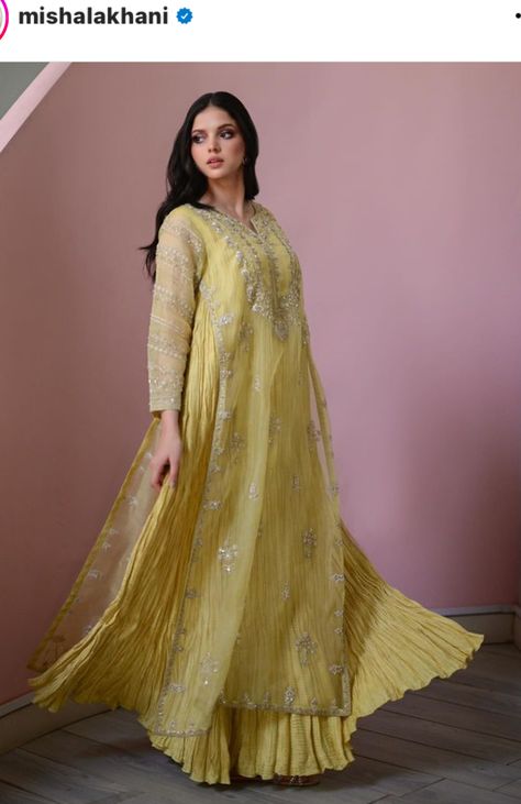 Pakistani Shadi Dresses, Pakistani Shadi, Daily Embroidery, Eid Outfit Ideas, Embroidery Kurti, Shadi Dresses, Velvet Dress Designs, Latest Bridal Dresses, Latest Dress Design