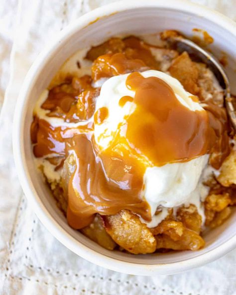 Caramel Dump Cake, Sweet Casserole, 4 Ingredient Desserts, 2 Ingredient Cakes, Caramel Apple Dump Cake, Apple Dump Cake, Blondie Recipe, Apple Desserts Easy, Apple Caramel