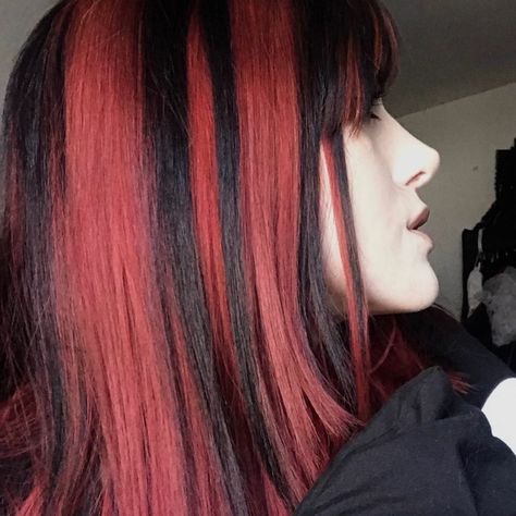 Black And Red Hair Stripes, Black Hair With Red Stripes, Summer Hair Color For Short Hair, Red And Black Striped Hair, Red And Black Hair With Bangs, Red Hair Black Highlights, Red Hair With Black Highlights, Vibrant Red Highlights, Red And Black Hair Ideas