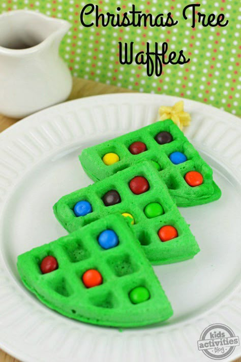 These Christmas tree waffles are so much fun! Perfect for a winter breakfast. Christmas Tree Waffles, Dessert Crepes, Christmas Morning Breakfast, Christmas Breakfast, Christmas Snacks, Christmas Cooking, Fun Kids Food, Christmas Goodies, Christmas Morning