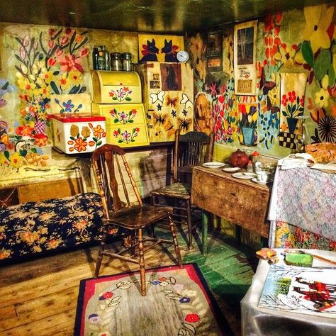 Maudie Lewis, Maude Lewis, Artist Homes, Artists Homes, Maud Lewis, Frankie Magazine, Wall Murals Diy, Painted House, Studio Spaces