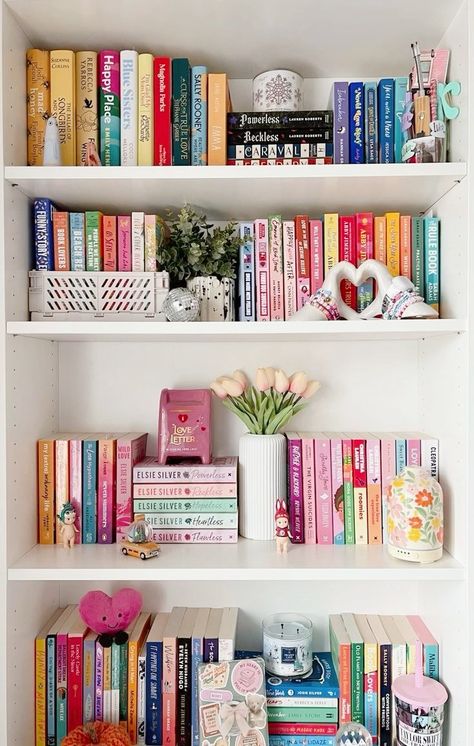 Books Floating Shelves, Decor For Bookshelf, Bedroom Inspirations Bookshelves, Room Decor Ideas Bookshelf, How To Decorate A Shelf In Bedroom, Film Bedroom Aesthetic, Room Ideas With Books, Book Shelf Ideas Decor, How To Decorate Shelves In A Bedroom