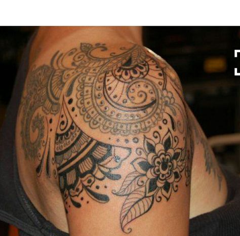 Shoulder Tattoos Flowers, Neck And Shoulder Tattoos, Mandala Shoulder Tattoo, Mandala Women, Tattoos Flowers, Shoulder Tats, Tattoos On Back, Cool Shoulder Tattoos, Maori Tattoos