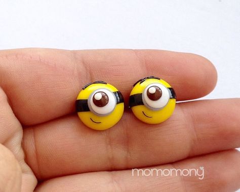 100% Handmade  Silver Post (Metal) If You have Any Questions Please Contact Me! ＼（＾∀＾）メ（＾∀＾）ノ Minion Face, Crea Fimo, Polymer Clay Kawaii, Metal Post, Handmade Clay Jewelry, Post Metal, Clay Diy Projects, Tanah Liat, Polymer Clay Diy