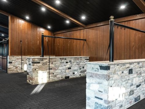 Grooming stalls and rubber pavers Horse Wash Bay Ideas, Horse Wash Stall Indoor, Feed Room Horse, Horse Property Ideas, Horse Wash Bay, Horse Wash Stall, Feed Room Ideas Barn, Minecraft Layout, Horse Feed Room