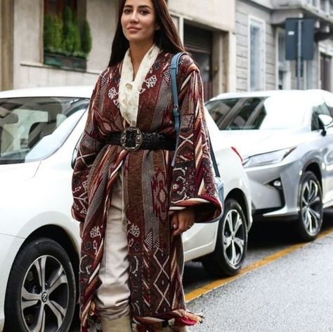 How to Wear a Kimono 15 Kimono Jacket Street Style, Kimono With Belt Outfit, Vintage Kimono Street Style, Kimono Belt Outfit, Styling A Kimono, Kimono With Jeans, How To Style A Kimono, Kimono Street Style, How To Wear Kimono