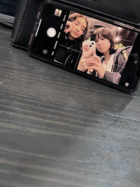 Bff Selfie Aesthetic, Phone To Phone Selfie, Friend Selfies Aesthetic, Photo With Phone In Mirror, Duo Mirror Selfie Aesthetic, Aesthetic Selfie With Bestie, Bestie Selfies Aesthetic, Duo Poses Best Friends, Mirror Selfie Poses Two Friends