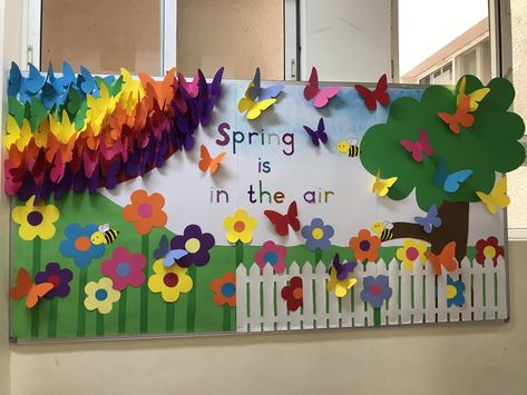 Spring Season Board Decoration, Spring Wall Decorations For School, Soft Bord Decorations, Spring Hallway Decorations School, Soft Board Decoration, Spring Bulletin, School Kids Crafts, School Board Decoration, School Door Decorations