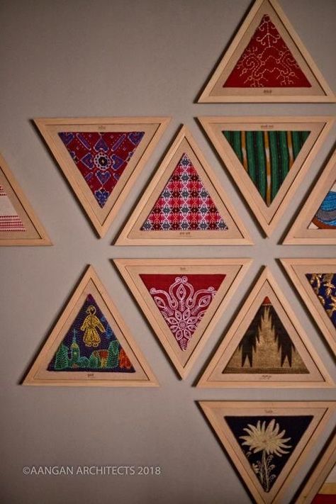 Saree Wall Decoration Ideas, Corner Wall Decorating Ideas, فن النسيج, Indian Room Decor, Ethnic Home Decor, Own House, Boutique Interior, Diy Interior, Indian Home