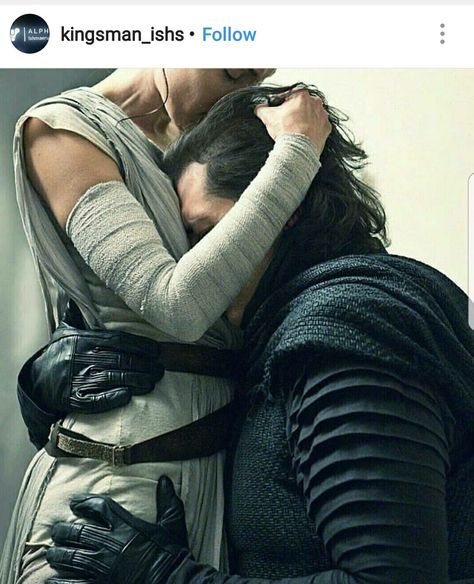 Lovely picture of Rey dressed from The Force Awakens  clutching Kylo Ren to her chest. I don't know if this is cosplay or fanart, but it's moving. Star Wars Logos, Star Wars Rey, Kylo Rey, Star Wars Meme, Kylo Ren And Rey, Kylo Ren Adam Driver, Random Aesthetics, Ben Solo, Star Wars Kylo Ren