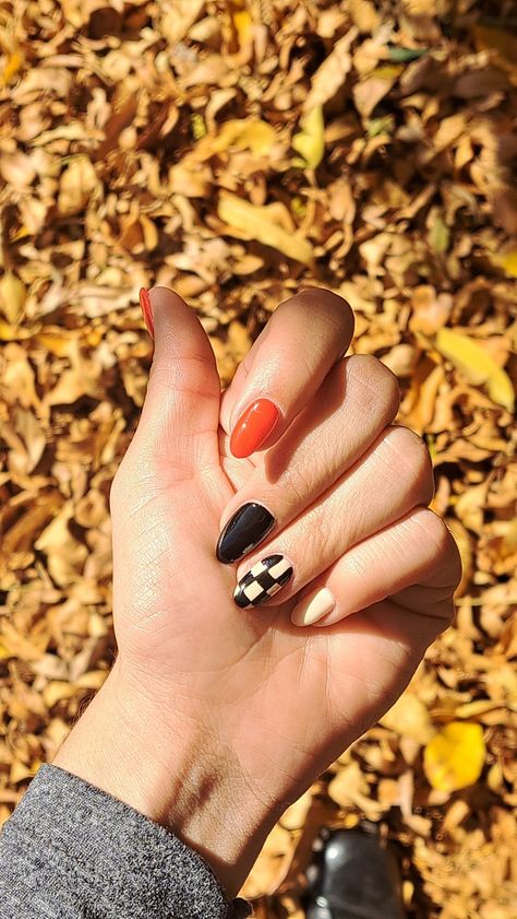 Checkerboard nails, nail art, kapping gel, red nails, black nails, photo ideas, grunge vibes fall nails Halloween Checkered Nails, Orange Checkered Nails, Checkered Fall Nails, Fall Checkered Nails, Nails Photo Ideas, Photo Ideas Grunge, Gel Red Nails, Checkerboard Nails, Shellac Designs