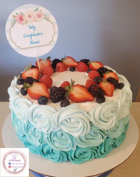 Beautiful cake in blue with berries 💙 Blueberry And Strawberry Cake, Cake With Strawberries And Blueberries, Blueberry Cake Designs Birthday, Blueberry Design Cake, Strawberry And Blueberry Cake Decoration, Birthday Cheesecake, Blue Strawberry, Blue Icing, Fresh Cream