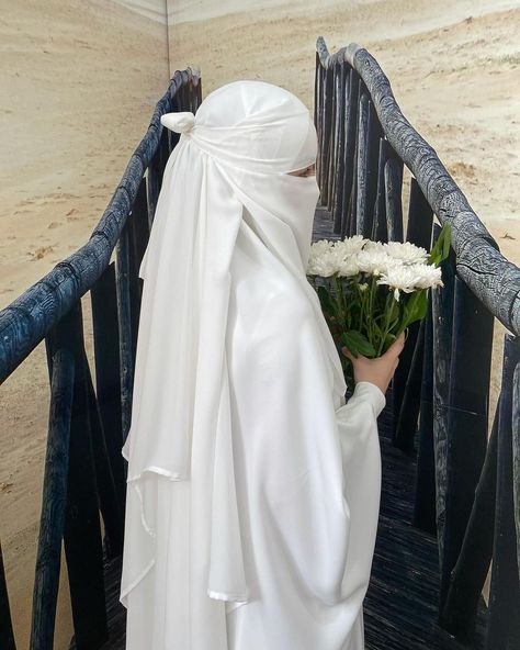 Niqab Aesthetic, Niqabi Bride, Muslim Wedding Gown, Islamic Wallpaper Iphone, Hijab Niqab, Modesty Outfits, Islamic Wedding, Modest Fits, Iphone Wallpaper Quotes Love