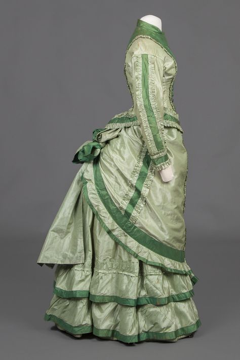 1875-1876 Silk bustle dress by unknown (Goldstein Museum of Design) Victorian Era Dresses, Historical Gowns, History Of Fashion, Vintage Attire, 1870s Fashion, Victorian Era Fashion, 1880s Fashion, Dress Date, 1800s Fashion