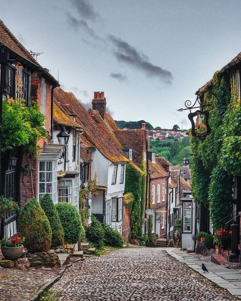 Photo by @fayazey 🏡 Nowhere else in the world does "quaint" quite like England. Get our list of small towns worth visiting around the country of the link in bio. Rye Sussex, English Town, Best Travel Apps, Beautiful Travel Destinations, Travel App, Medieval Town, East Sussex, City Break, Beautiful Buildings