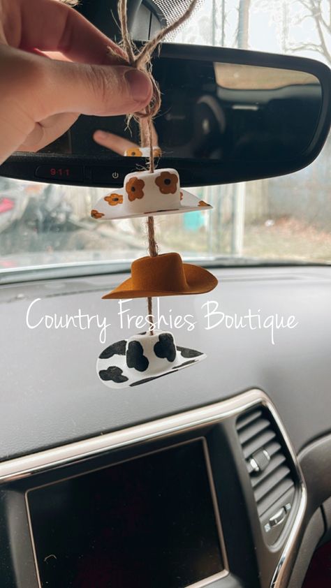 Car Cowboy Hat, Car Decor Theme Ideas, Car Inspo Interior Preppy, Cowboy Hat Rearview Mirror, Cowboy Hat Car Accessory, Cute Car Excessories, Granola Girl Car Decor, Room Inspo Country, Fun Car Decor